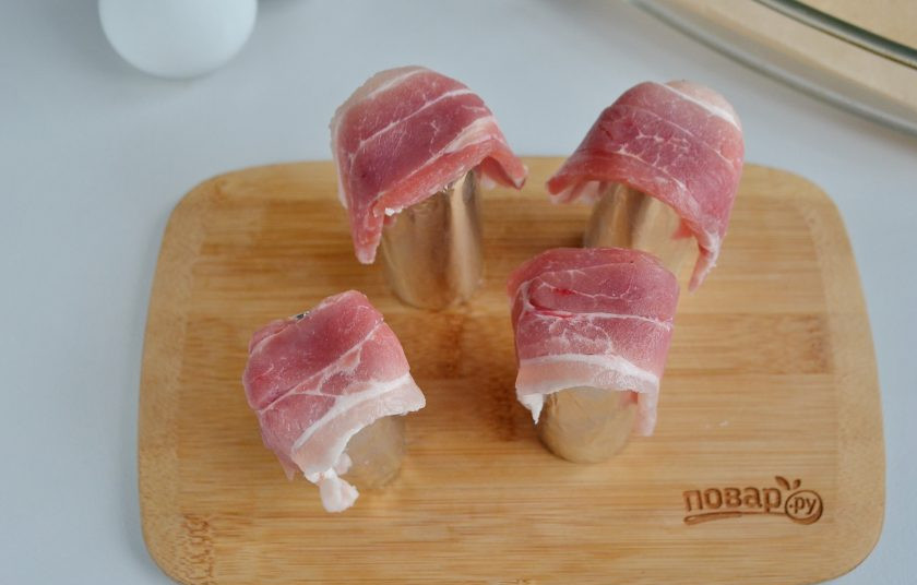 1. Этап. Шоты из бекона: На каждую трубочку уйдет по 2 кусочка бекона. Один нужно разрезать по половинки, второй оставить целым. Положите кусочек бекона как на фото, чтобы сделать донышко.