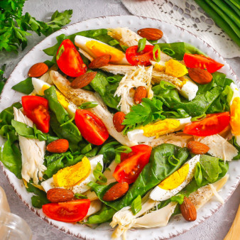 Салат с миндалем и курицей
