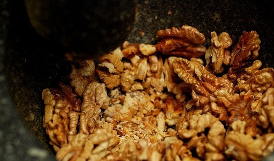 1. Этап. Макароны со свининой на сковороде: 11. Натрите на терке сыр и измельчите орешки. Подавайте к столу блюдо, присыпав сыром и орехами. Приятного аппетита!