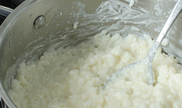 1. Этап. Запеканка из риса: 4. Готово? Теперь, когда рис пропитался молоком и набух, добавьте еще 100 мл молока.