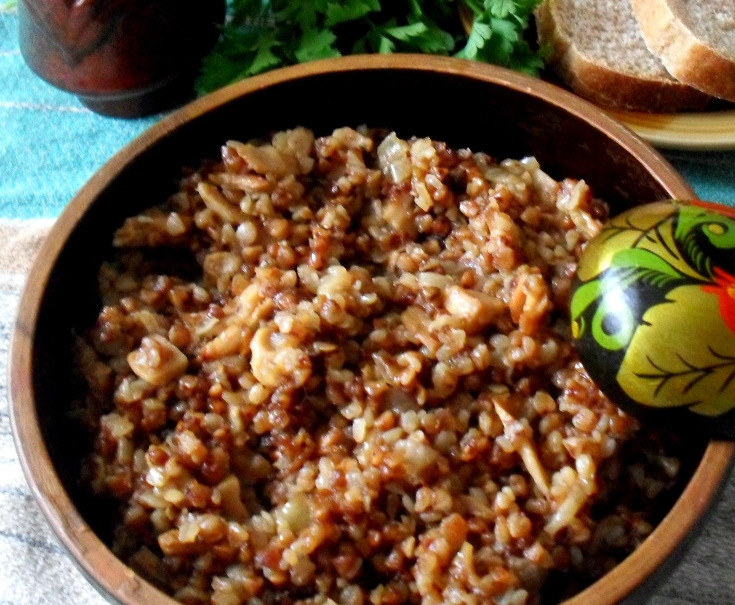 1. Этап. Гречка по-монастырски: Ну вот, через полчаса каша готова. Можно к ней подать малосольных огурчиков и другие соленья. Кушайте в горячем виде. Приятного аппетита!