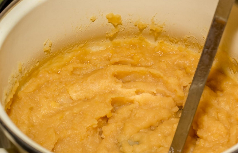 1. Этап. Суп из копченостей: За 10 минут до готовности добавьте соду и растолките горох в пюре толкушкой.