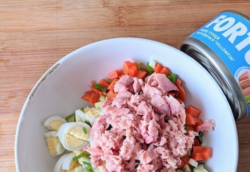 1. Этап. Салат из тунца с заправкой Оливера: Тунец разминаем вилкой, кладём в салат. У меня тунец ТМ FORTUNA.