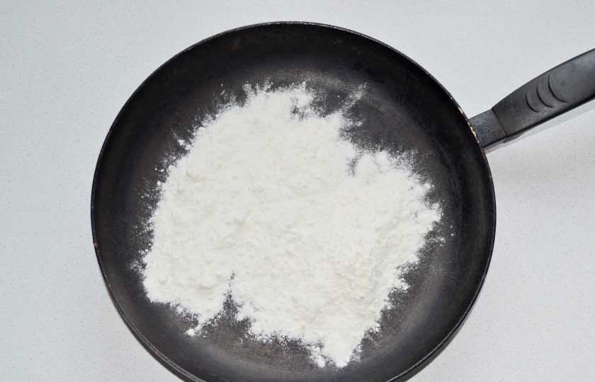 1. Этап. Щипс: На сухую сковороду выложите муку и отправьте на средний огонь. Обжарьте, постоянно помешивая, до румяного цвета.