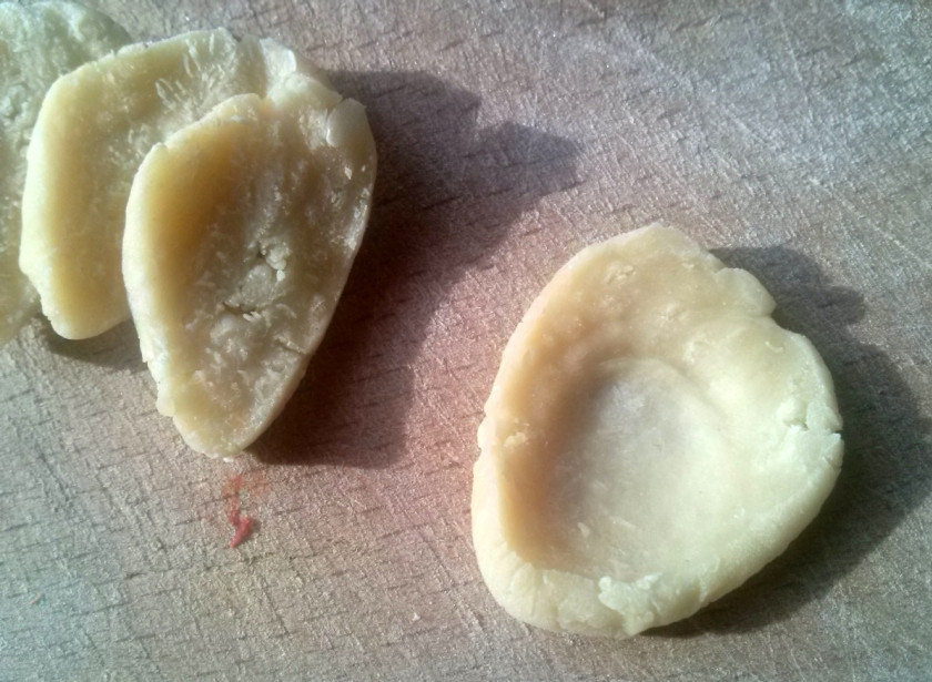 1. Этап. Гуляш по-венгерски с клецками: Пока готовится гуляш, приготовим клецки. Размешайте яйцо, немного посолите и добавьте муку и замесите крутое тесто. Скатайте в колбаску и порежьте на тонкие ломтики. Каждый придавите пальцем в центре и добавьте в гуляш. Как только клецки всплывут, гуляш готов.