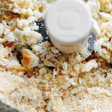 1. Этап. Спагетти с фрикадельками: Для того, чтобы сделать панировочные сухари нужно: запечь французскую булку в духовке до хрустящего состояния. Поломать булку на куски и положить в кухонный комбайн. Раздробить кусочки хлеба до почти порошкового состояния.