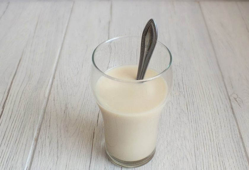 1. Этап. Татарский пирог с творогом: В стакане теплой воды растворите дрожжи.