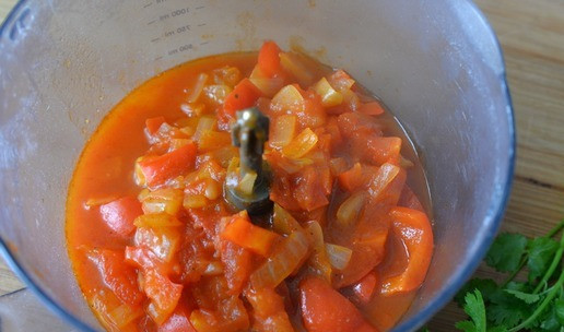 1. Этап. Люля-кебаб из индейки с пикантным соусом: Даём соусу немного остыть, добавляем мытую кинзу, пробиваем блендером.