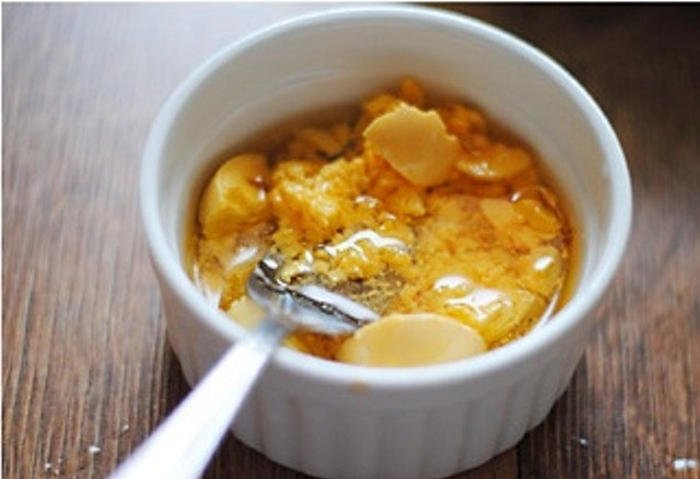 1. Этап. Соус из зелени: Отварите яйца, очистите и отделите желтки. Разомните их с помощью вилки и смешайте с растительным маслом.