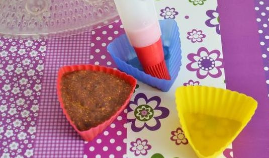 1. Этап. Печеночное суфле для детей: Наполните резиновые формочки, смазанные маслом, массой на 3/4 и отправьте их в пароварку.