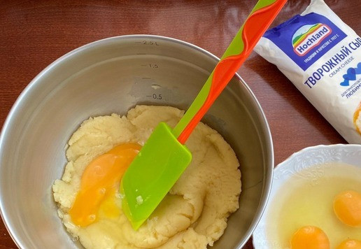 1. Этап. Рулет Карпатка: Тесто остудите в течении 5 минут и добавляя по-одному яйца, тщательно перемешивайте тесто лопаткой, до однородности. Готовое тесто должно медленно стекать с лопатки.