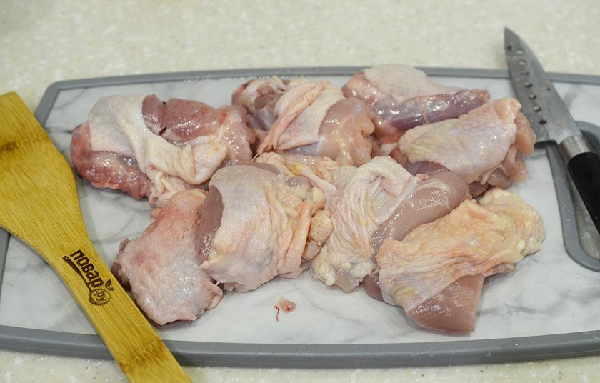 1. Этап. Курица с айвой тушеная: 3. Курицу помойте, при необходимости нарежьте.