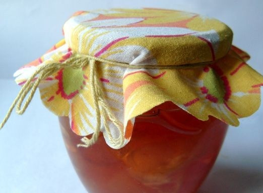 1. Этап. Варенье из яблок дольками с содой: Готовое варенье поместите в баночки и надежно закройте.