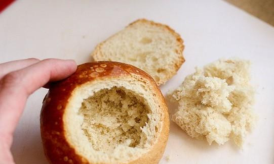 1. Этап. Яичница в хлебном горшочке: Для начала в магазине нужно приобрести 6 круглых булочек - горшочков. Перед тем как начинать приготовление, разогрейте духовку до 175 градусов и заготовьте начинки для яичниц. Далее вырежьте отверстие в булочках и выньте из них мякоть.