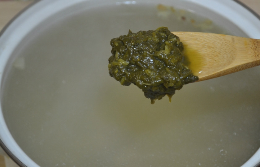 1. Этап. Суп щавелевый с фрикадельками: Туда же отправьте и консервированный щавель.