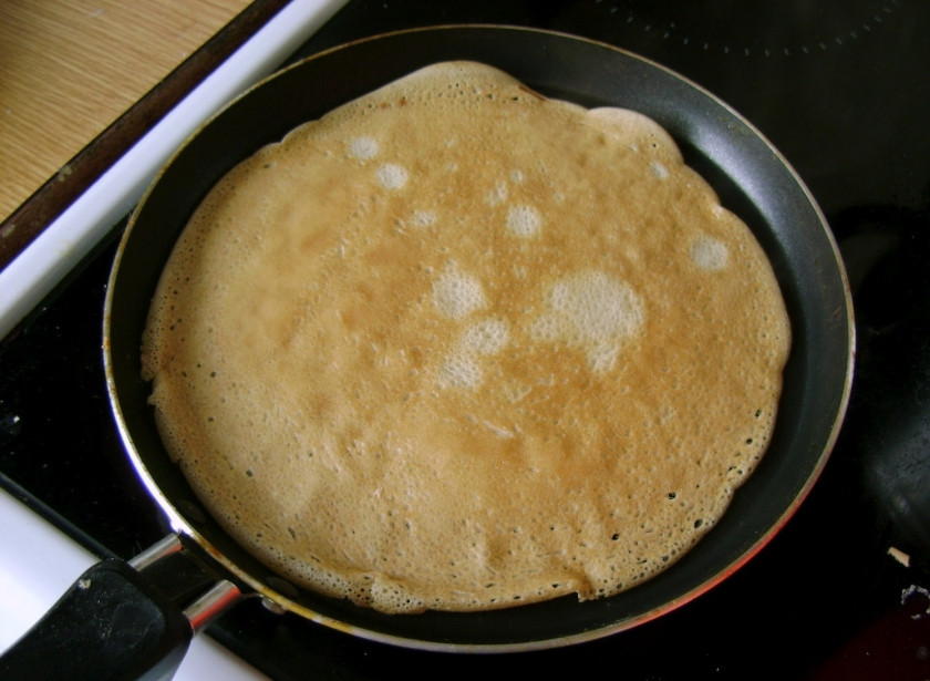 1. Этап. Блинный торт с маскарпоне: 2. Из этого теста выпекаем тонкие красивые блины. Складываем из друг на друга и оставляемм остывать.