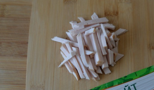 1. Этап. Салат Переполох: Отделяем филе индейки от кости, снимаем кожу и режем тонкими полосками.