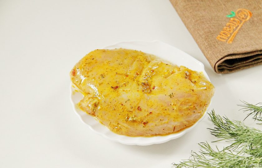 1. Этап. Новогодний салат Пятачок: Куриное филе натрите солью и специями, сбрызните соком лимона и оставьте мариноваться на 20-30 минут.