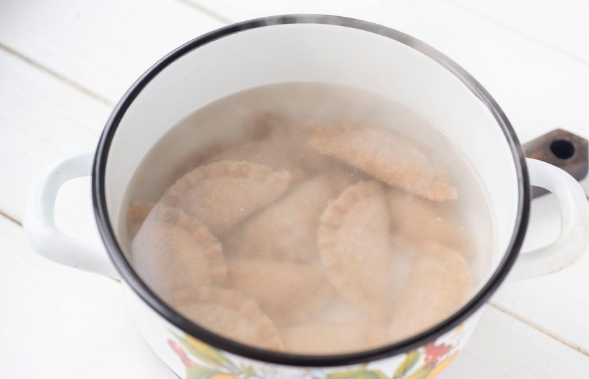 1. Этап. Диетические вареники: В кастрюльке доведите до кипения 1-2 литра воды и выложите полуфабрикаты в кипящую воду. Варите вареники 3-4 минуты, после чего выловите шумовкой и выложите на тарелку.