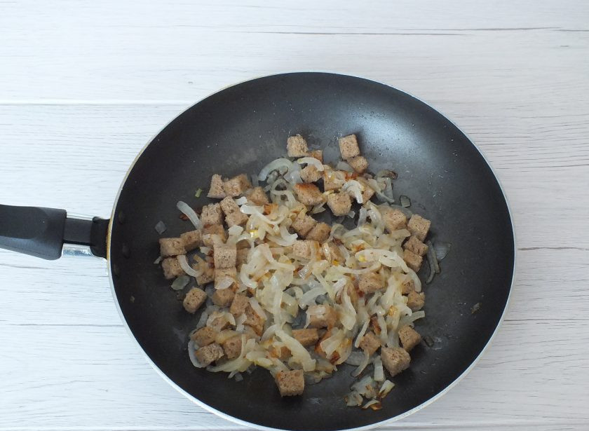 1. Этап. Фаршированная голень индейки в духовке: Хлеб нарежьте мелким кубиком и добавьте к луку. Перемешайте.