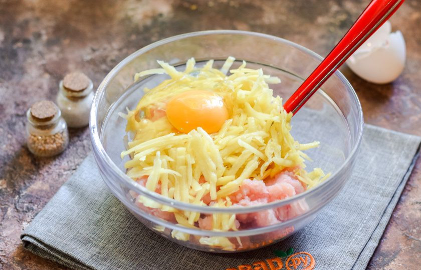 1. Этап. Котлеты из индейки с картошкой: Добавьте куриное яйцо.