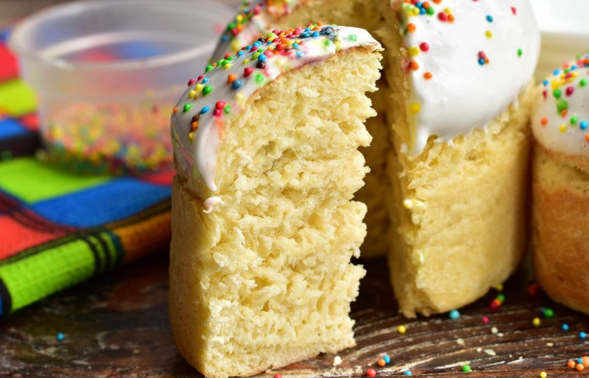 1. Этап. Заварная баба: Украсьте заварную бабу и подайте ее к столу после того, как она остынет, нарезав на кусочки.