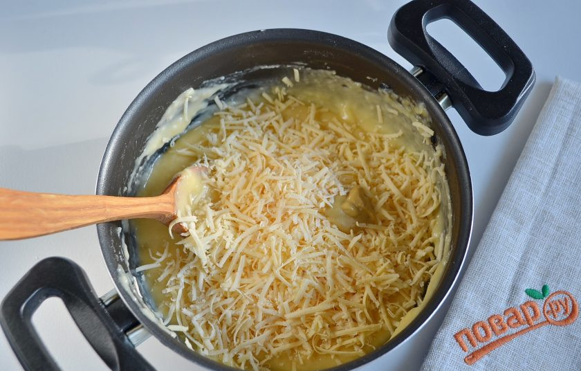 1. Этап. Гужеры: 6. Натрите твердый сыр на мелкой терке, введите в тесто, также добавьте горчицу. Перемешайте.