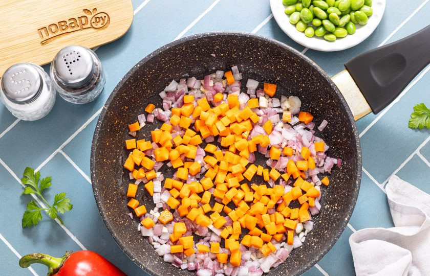 1. Этап. Паста орзо с овощами: После добавьте морковь и жарьте еще пару минут до золотистого цвета.