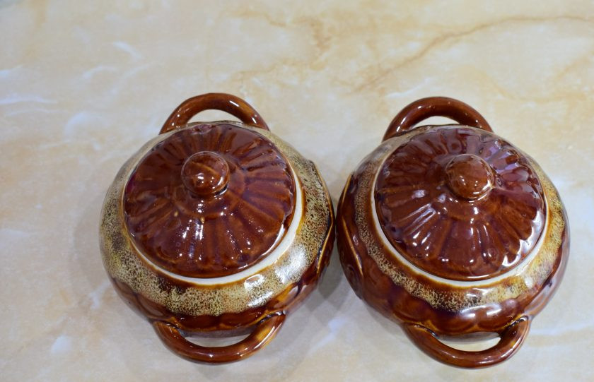 1. Этап. Печень в горшочках по-русски: Закройте горшочки крышками и поставьте в духовку, предварительно разогретую до 180 градусов, на 40-45 минут. Ориентируйтесь по своей духовке.