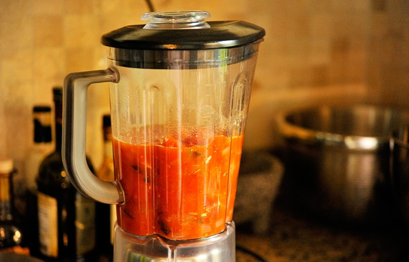 1. Этап. Итальянский помидорный суп: Томатный суп измельчить в блендере.