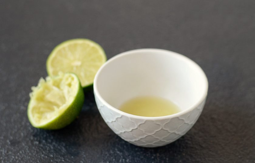 1. Этап. Арбузная гранита: Из лайма выжмите сок.