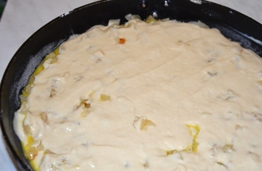 1. Этап. Заливной пирог с капустой: 9. Второй частью теста (той, что меньше) заливаю начинку. Если в некоторых местах будет видна капуста – ничего страшного.