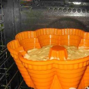 1. Этап. Творожный кекс с изюмом: 5. В разогретую духовку, должна быть температура сто восемьдесят градусов, ставим форму с тестом и минут 45 – 50 выпекаем. Готовность кекса можно проверить зубочисткой. В кекс воткнуть зубочистку: если она слегка влажная – тесто не пропеклось, сухая – кекс готов.