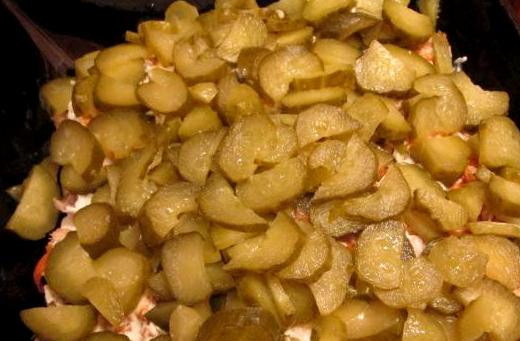 1. Этап. Салат с рисом и горбушей: На морковь кладем нарезанные кружочками маринованные огурчики, добавляем еще немного майонеза.