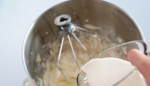 1. Этап. Торт Европейский: Добавьте сливки и продолжайте взбивать.