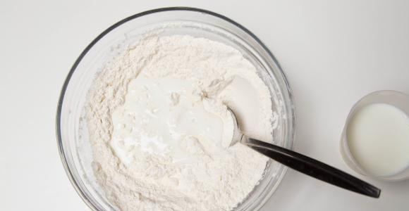 1. Этап. Бездрожжевые жареные пирожки с картошкой: Все сухие ингредиенты соединить и размешать.