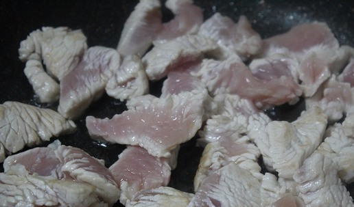 1. Этап. Биточки из индейки с грибами: Обжарить индейку вместе с луком в топленом масле. Я лук не добавляла. Отдельно обжарить шампиньоны. У меня были готовые замороженные жареные шампиньоны.