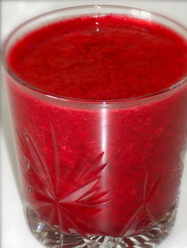 1. Этап. Витаминный напиток из свеклы, красного апельсина и клубники: 5. Налить витаминный напиток в стаканы и сразу же употребить в пищу, потому что хранить напитки, подобные этому, не следует – они окисляются на воздухе и теряют большинство своих полезных свойств уже за пару часов.