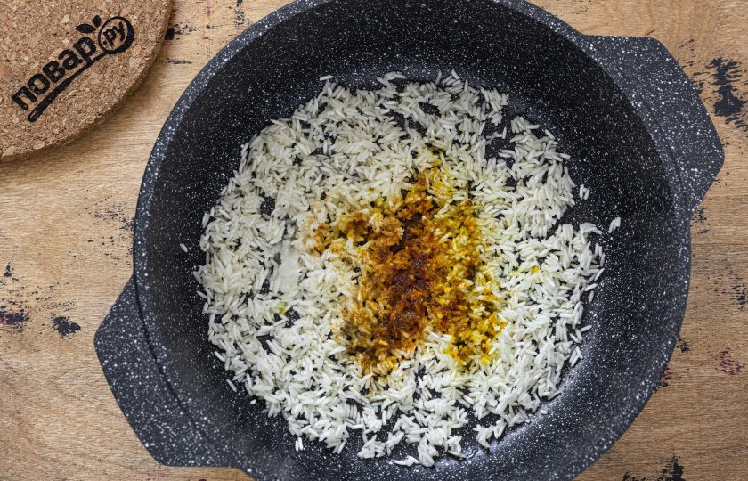 1. Этап. Рис по-индийски: Добавьте к обжаренному рису все специи. Перемешайте.