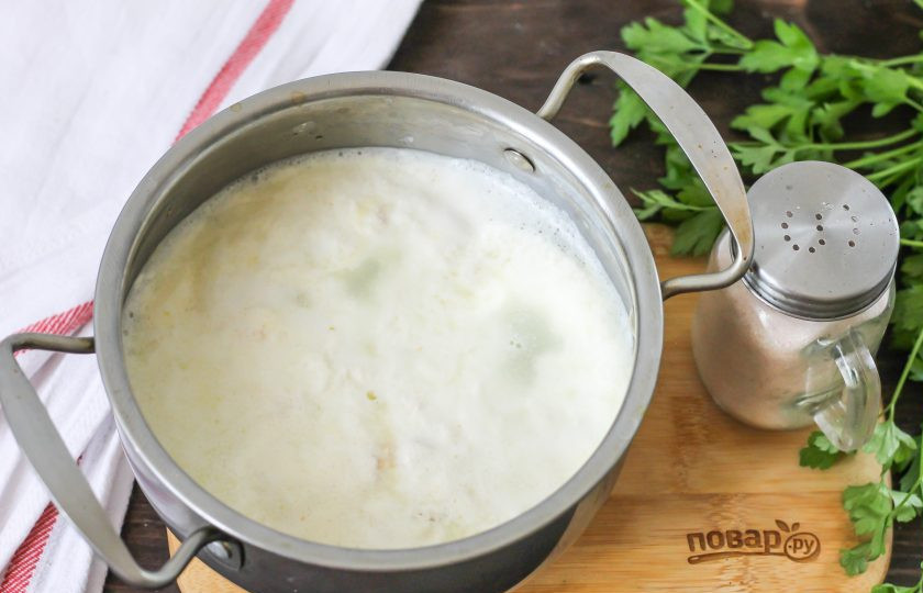 1. Этап. Сыр Рикотта из молока: Спустя пару минут все молоко расслоится на сырные хлопья и сыворотку. Выключите нагрев.