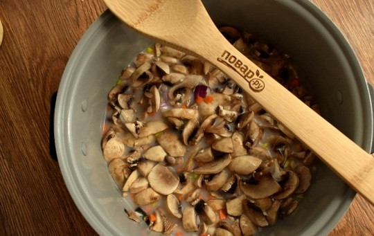 1. Этап. Пшенный суп с грибами: Добавьте сливки и воду. Включите режим 