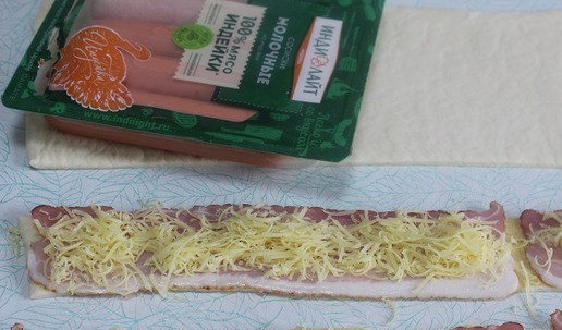 1. Этап. Сосиски в пикантной обертке: Бекон посыпать сыром