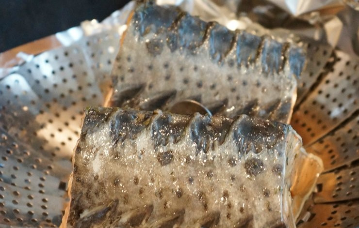 1. Этап. Копченый осетр: 6. Сверху ставим решетку и на нее выкладываем нашу рыбу и закрываем крышкой. Коптим ее один час.