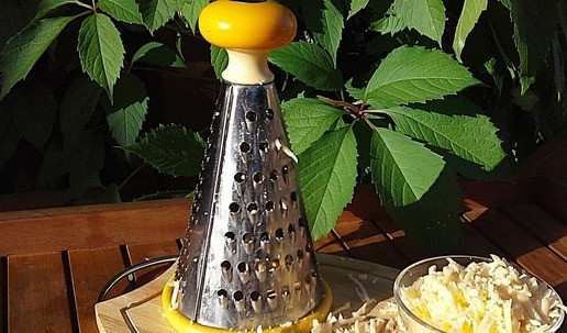 1. Этап. Жюльены из белых грибов: Сыр натереть на мелкой терке.