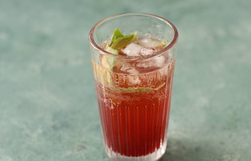 1. Этап. Лимонад из ревеня: Сверху долейте минеральной воды.