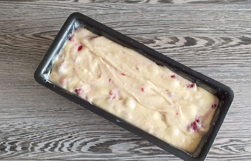 1. Этап. Кекс на кефире с малиной: Форму для кекса смажьте обильно сливочным маслом. Выложите тесто. Поставьте в разогретую до 170 градусов духовку на 45-50 минут. Учитывайте особенности своей духовки.