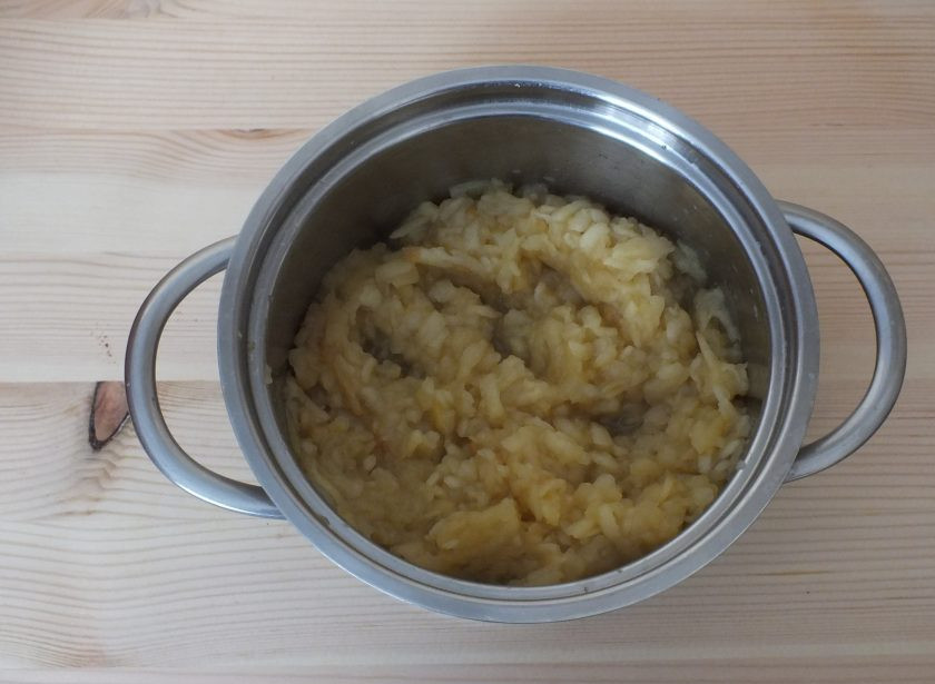 1. Этап. Печенье из яблок и бананов: Проварите 5 минут до мягкости.