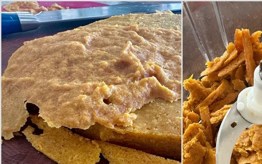 1. Этап. Торт морковный постный: Срезал с коржей верх и обрезал боковины. Все обрезки в блендер и перемолол в мелкую крошку. А коржи, каждый, разрезал вдоль на две части.