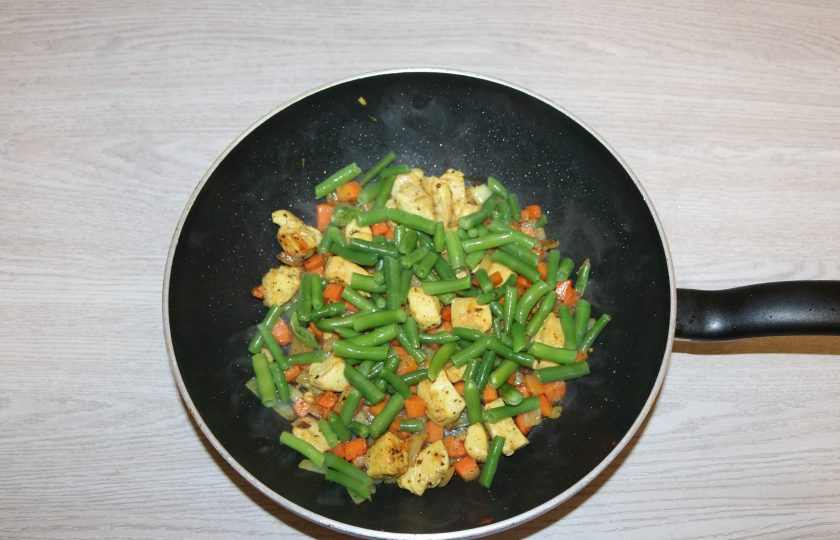 1. Этап. Рис с курицей и фасолью: Добавьте стручковую фасоль, обжаривайте вместе 5 минут.