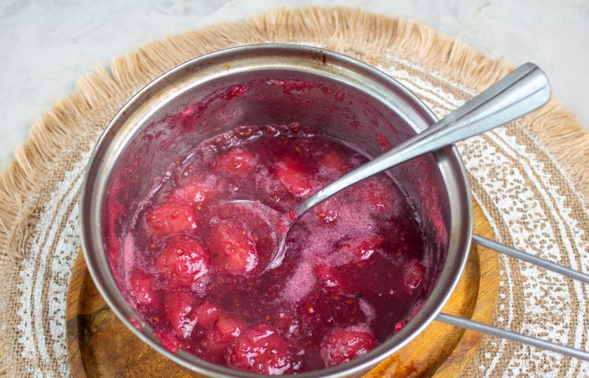 1. Этап. Красная смородина с бананом на зиму: Снимите образовавшуюся пенку, варите при небольшом нагреве 20-25 минут, периодически помешивая.